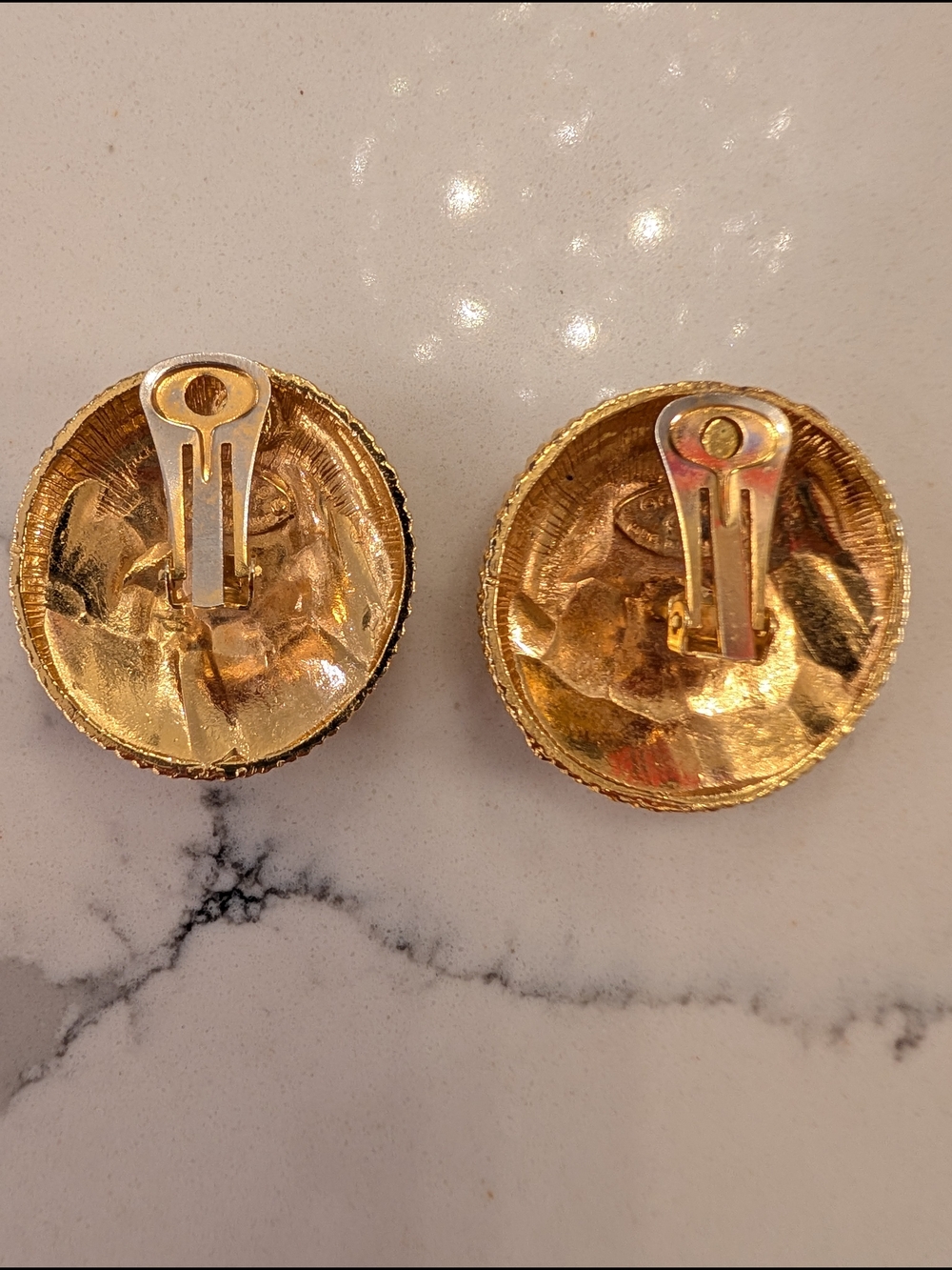 CHANEL Vintage Gold Coco Chanel Logo Clip-On Earrings - Picture 4 of 10